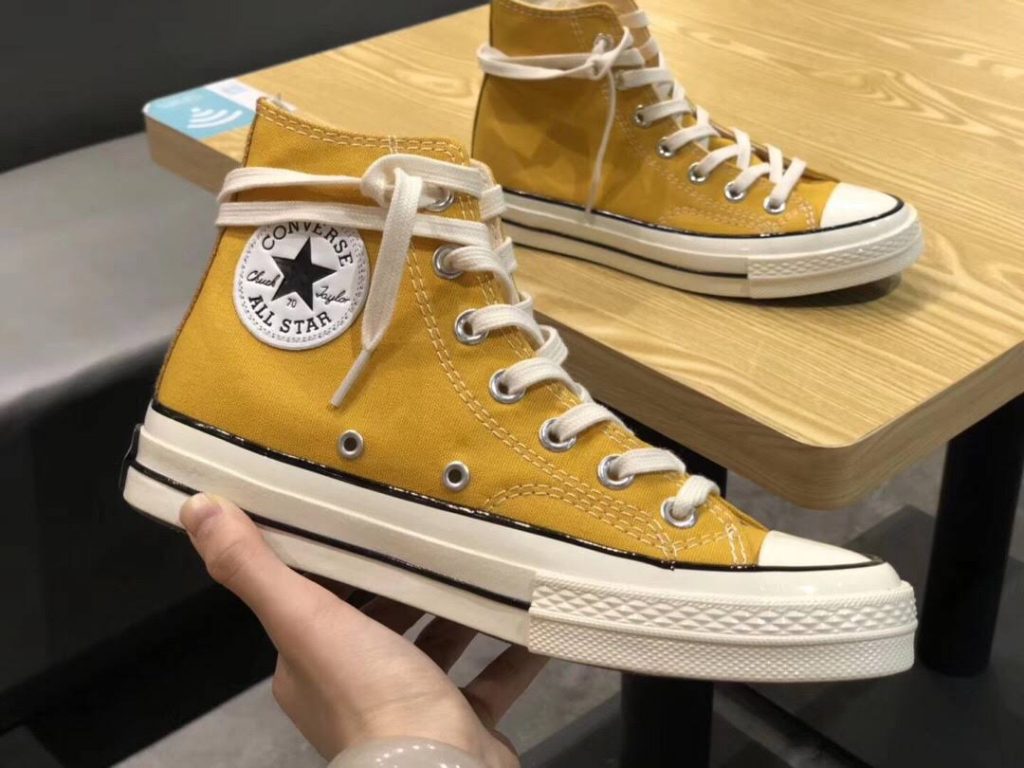 Giày Converse màu vàng