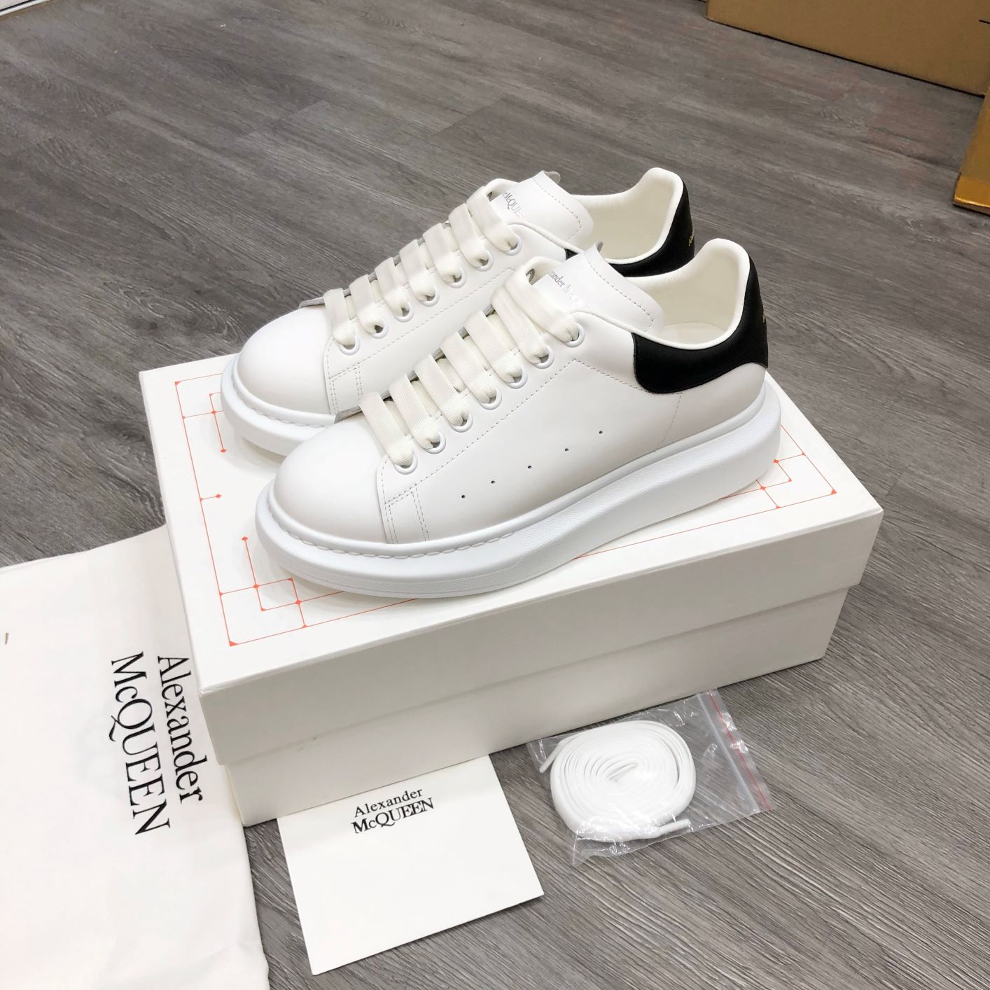Giày Alexander MCQueen trắng gót đen hàng Siêu Cấp, LikeAuth tại HCM