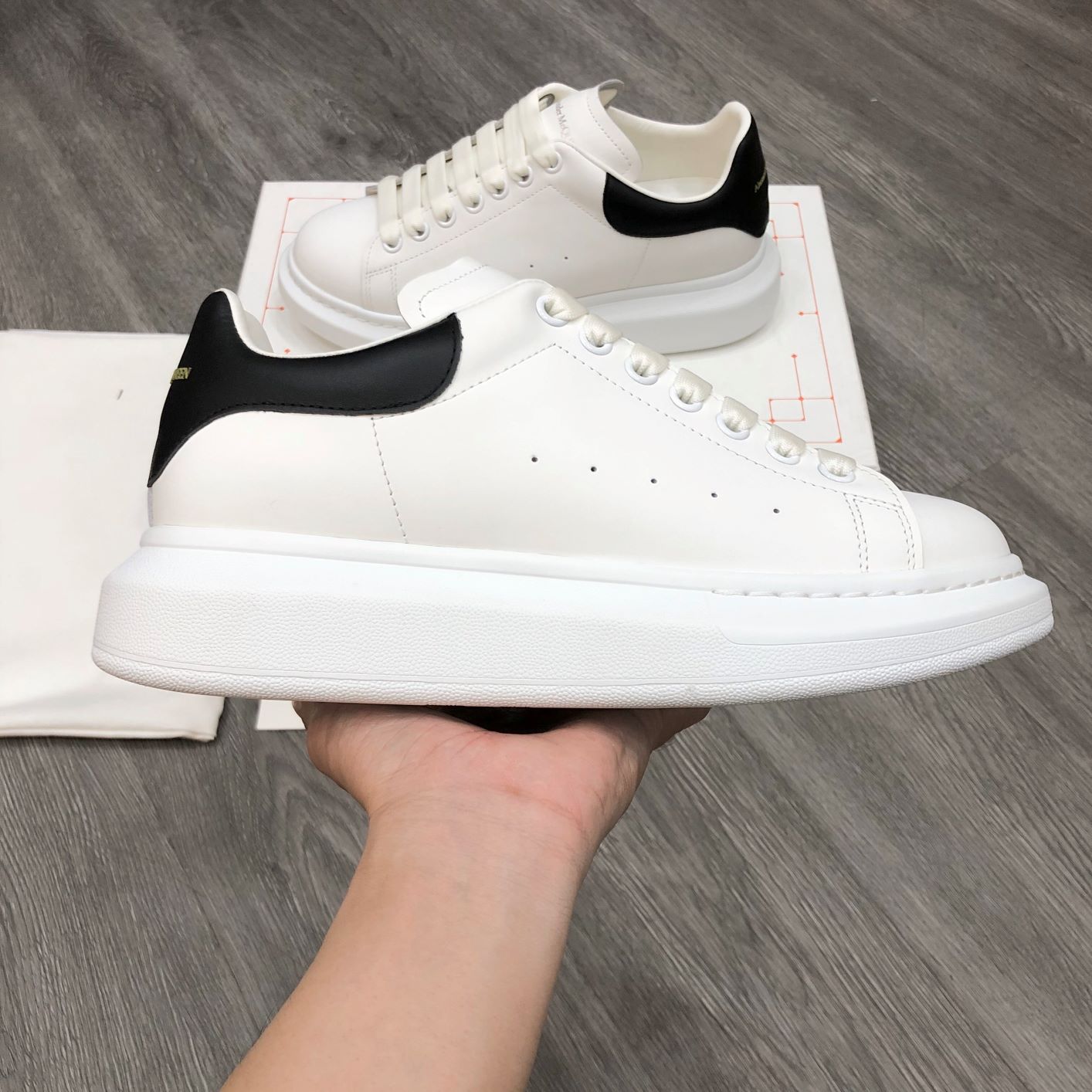Giày Alexander MCQueen trắng gót đen hàng Siêu Cấp, LikeAuth tại HCM